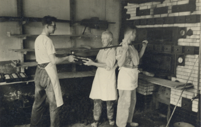 827334 Afbeelding van drie medewerkers van bakkerij C. Mulder (Dorpstraat C8) te Harmelen, tijdens het plaatsen van de ...